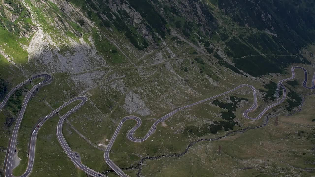 Fagaras山的transagarasan公路鸟瞰图。罗马尼亚著名的弯道。视频素材