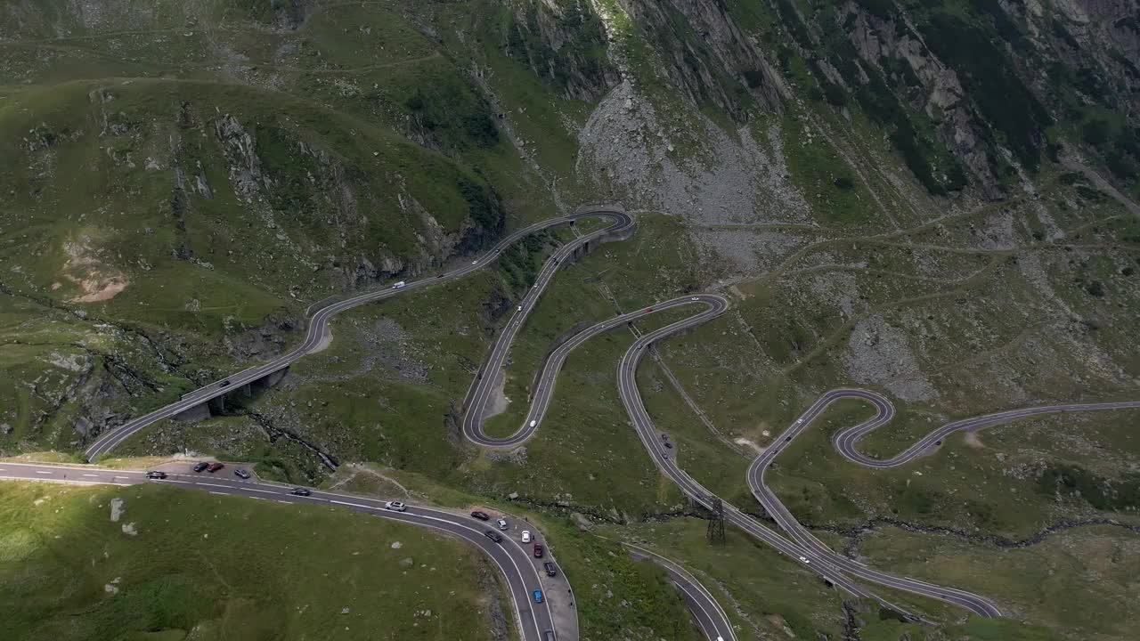 Fagaras山的transagarasan公路鸟瞰图。罗马尼亚著名的弯道。视频素材