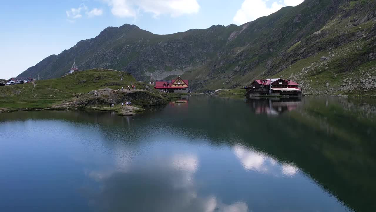 巴利亚湖，位于罗马尼亚锡比乌县法加拉斯山脉海拔高度的冰川湖。视频素材