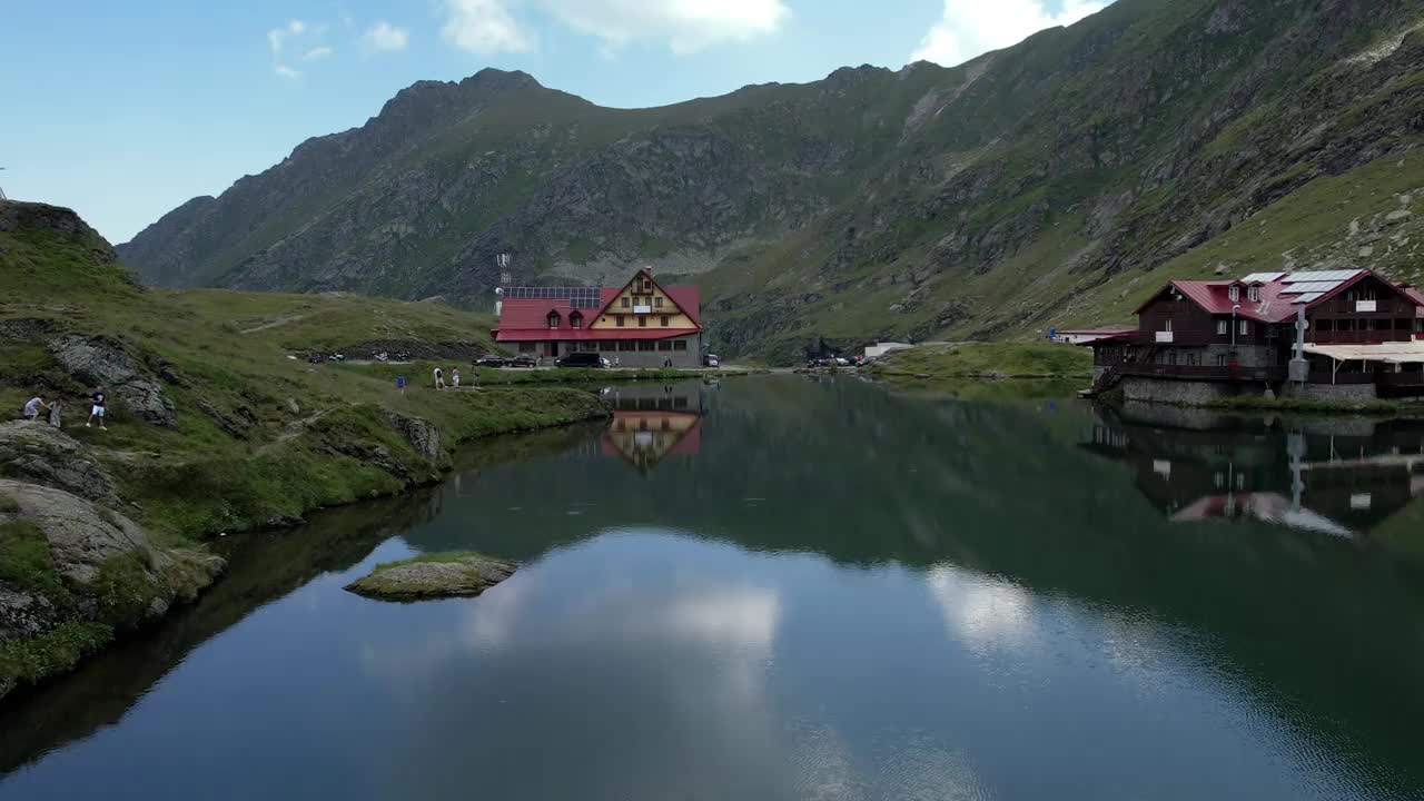 巴利亚湖，位于罗马尼亚锡比乌县法加拉斯山脉海拔高度的冰川湖。视频素材