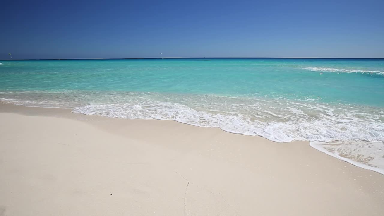 白色的热带沙滩上的海浪和泡沫。旅游度假视频下载