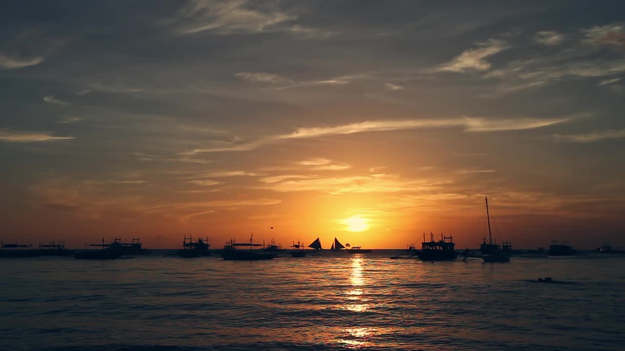 帆船漂浮在热带海域。日落时间。旅游目的地视频下载