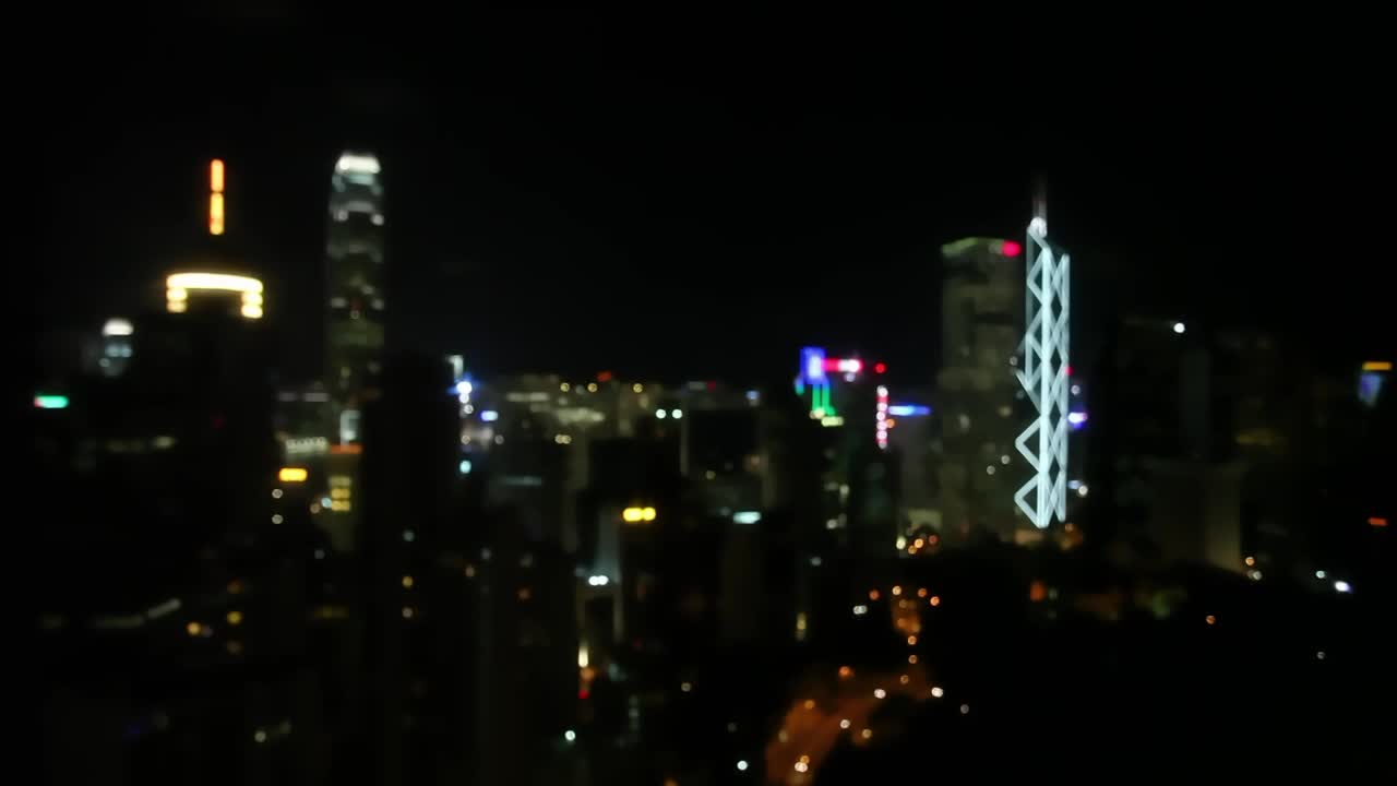 香港夜间鸟瞰图。模糊的画面视频下载