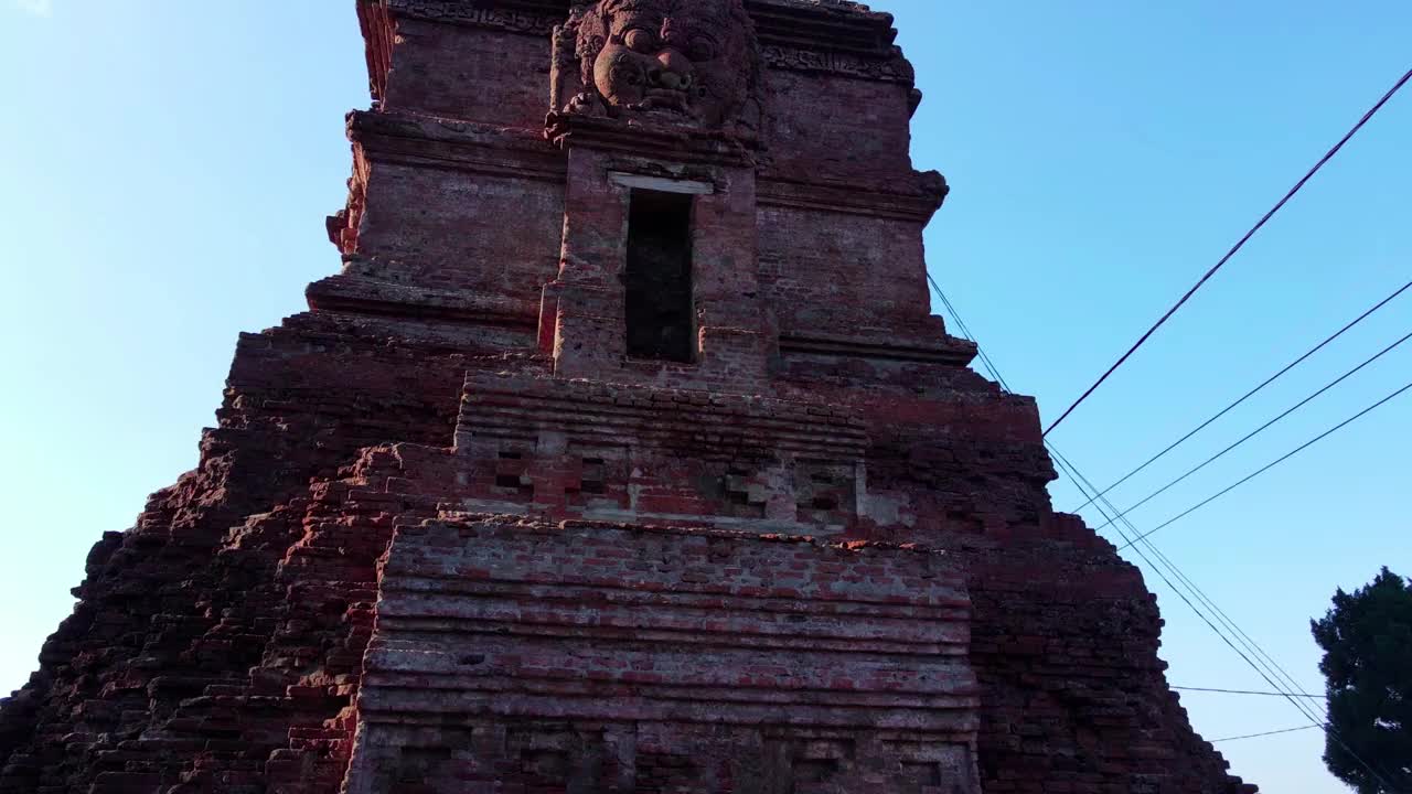 无人机拍摄的Ngetos寺，Nganjuk，东爪哇，印度尼西亚视频素材