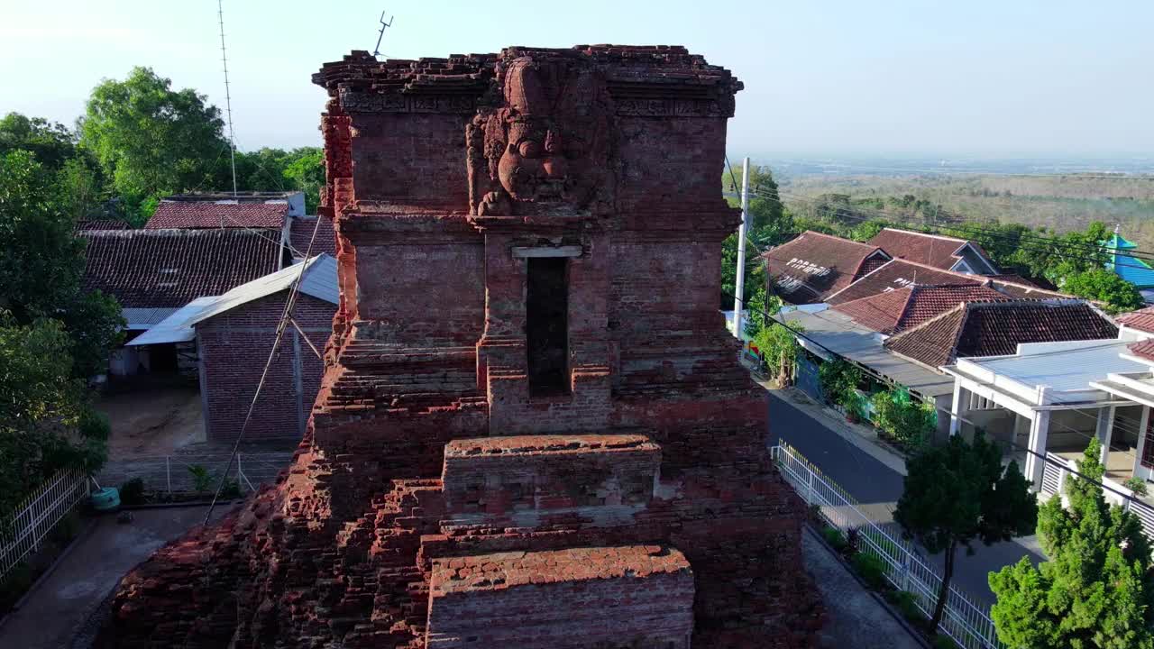 无人机拍摄的Ngetos寺，Nganjuk，东爪哇，印度尼西亚视频素材