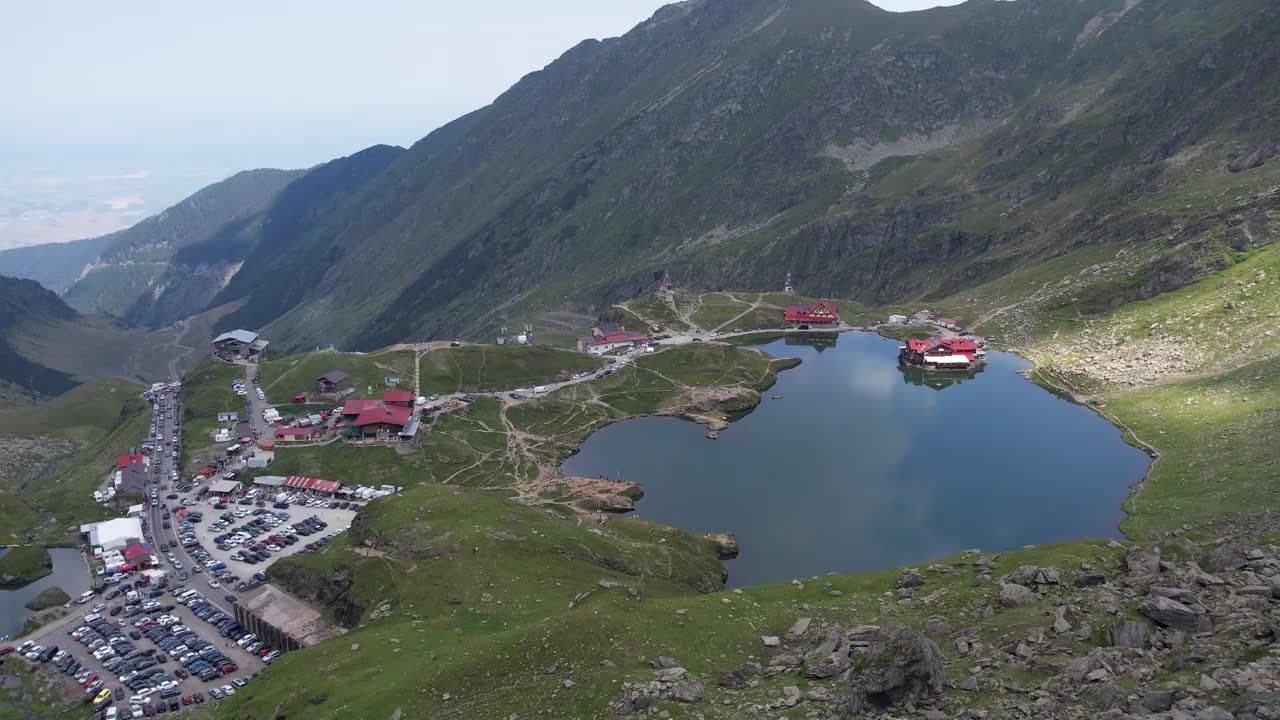 巴利亚湖，位于罗马尼亚锡比乌县法加拉斯山脉海拔高度的冰川湖。视频素材