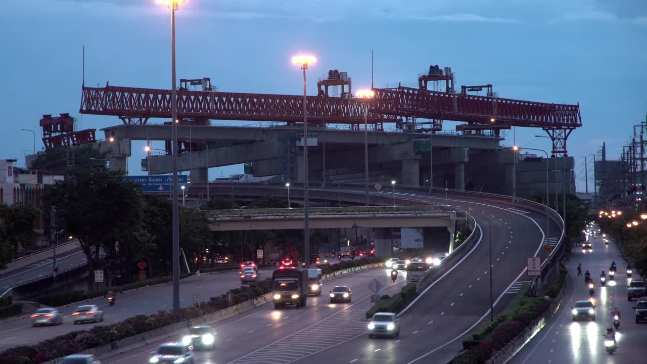 高速公路繁忙街道上架桥机。视频素材