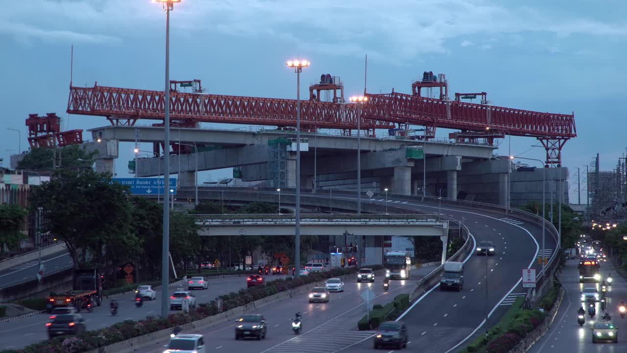 高速公路繁忙街道上架桥机。视频素材