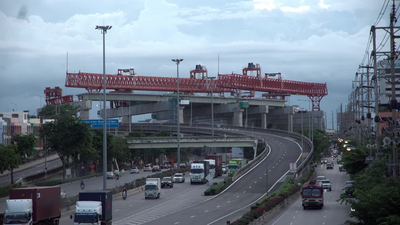 高速公路繁忙街道上架桥机。视频素材