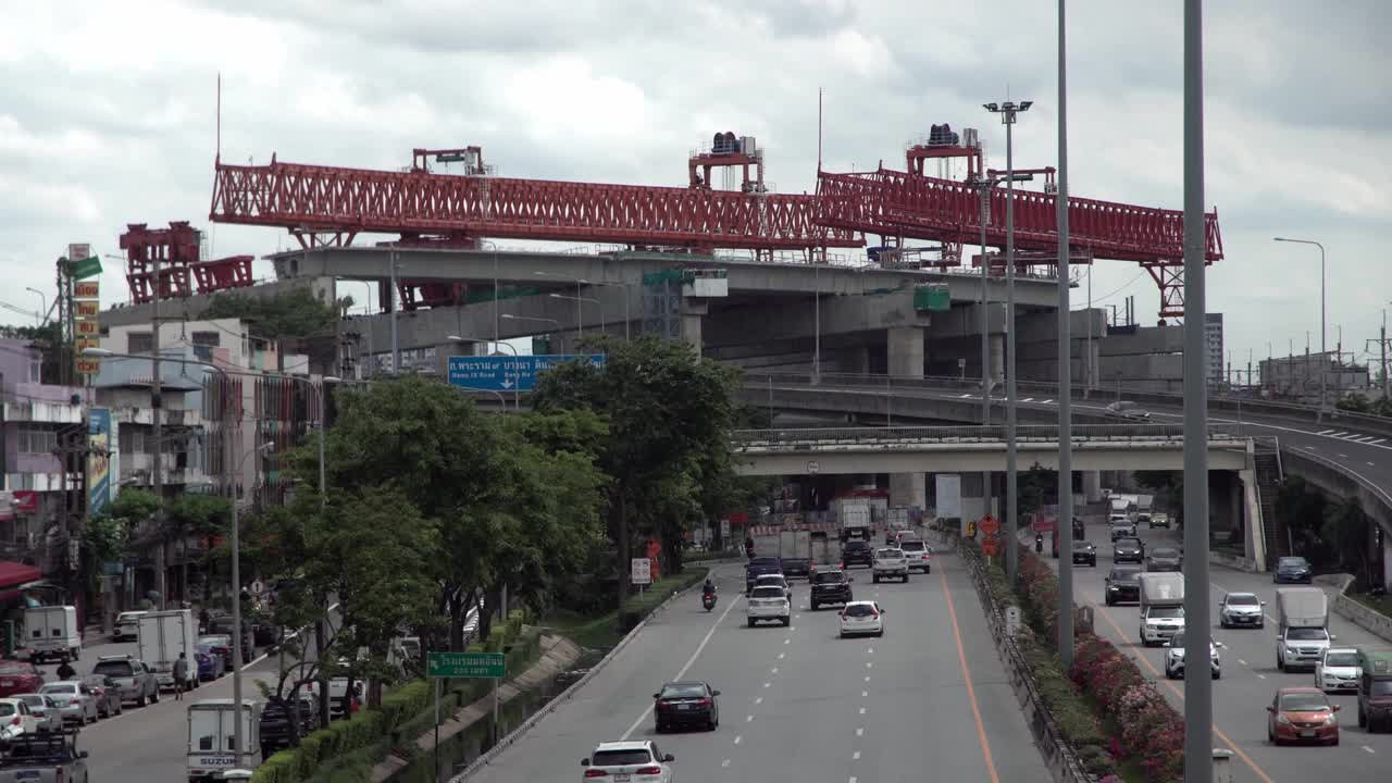 高速公路繁忙街道上架桥机。视频素材