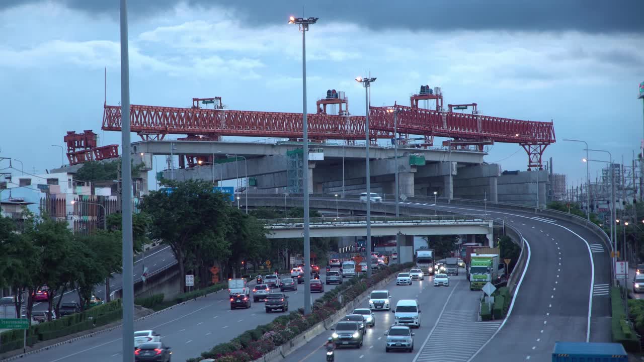 高速公路繁忙街道上架桥机。视频素材