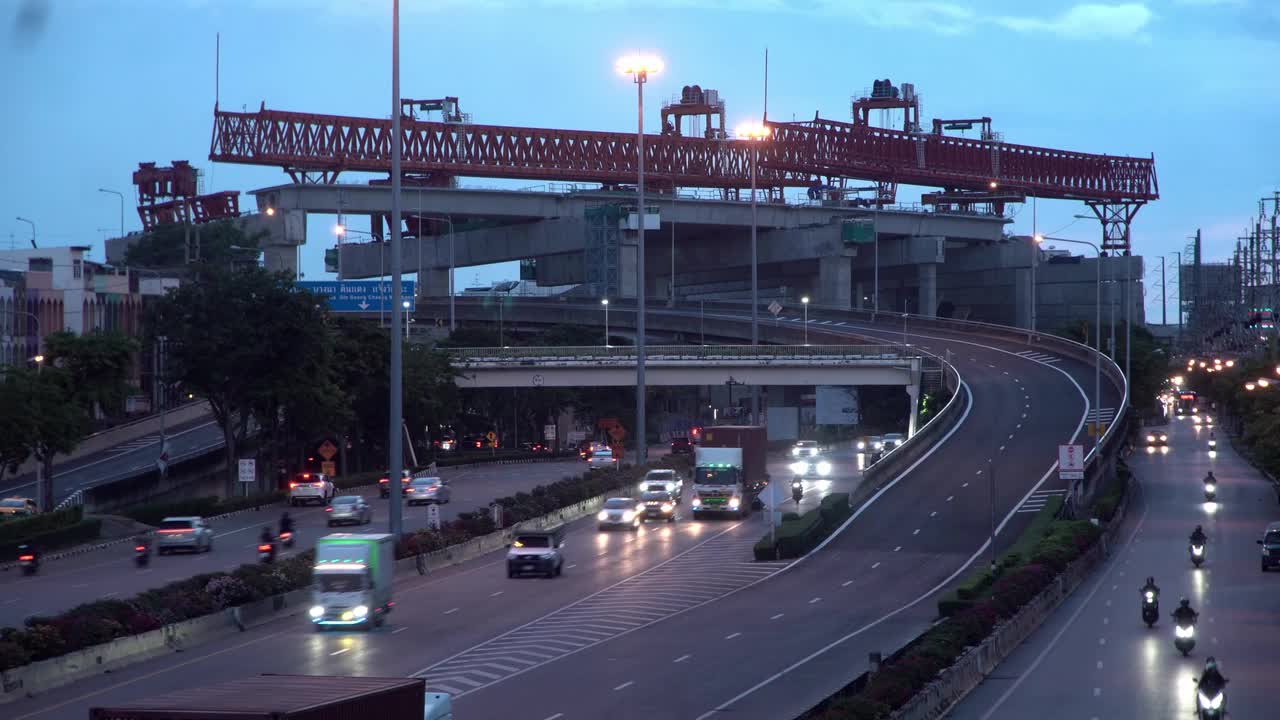 高速公路繁忙街道上架桥机。视频素材