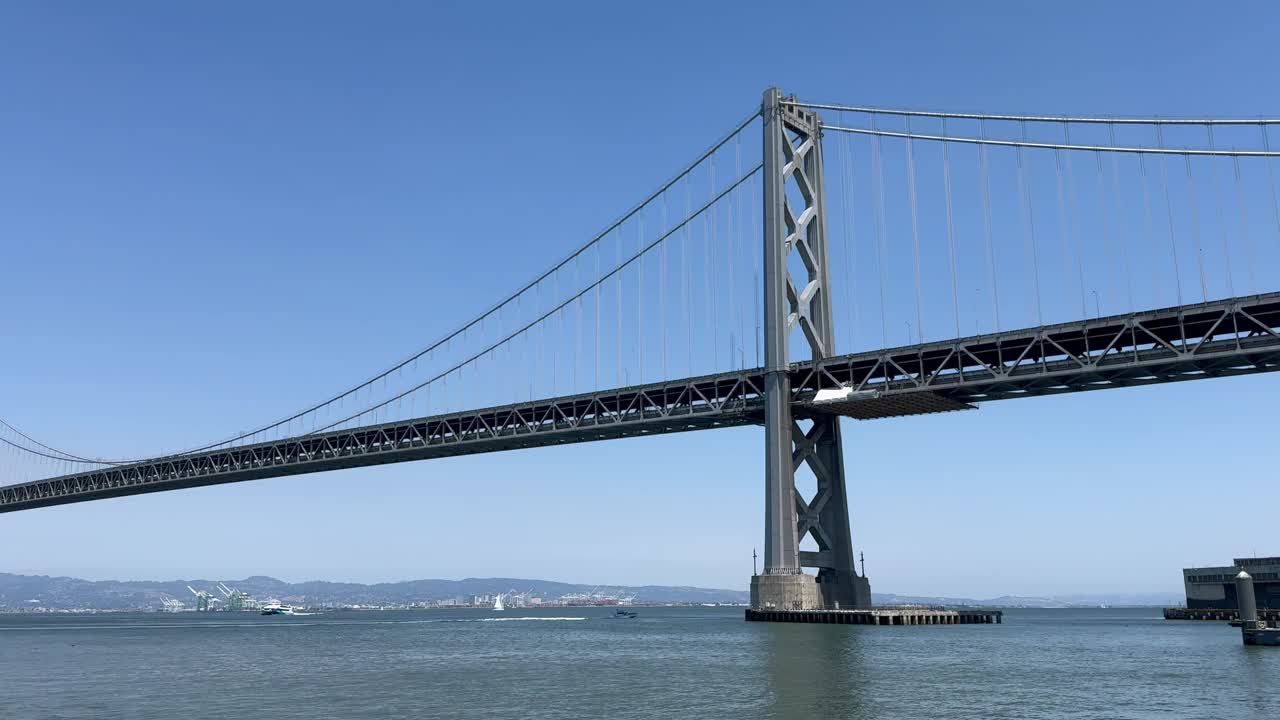 景色优美的奥克兰湾大桥全景，英巴卡德罗，旧金山，加利福尼亚视频下载