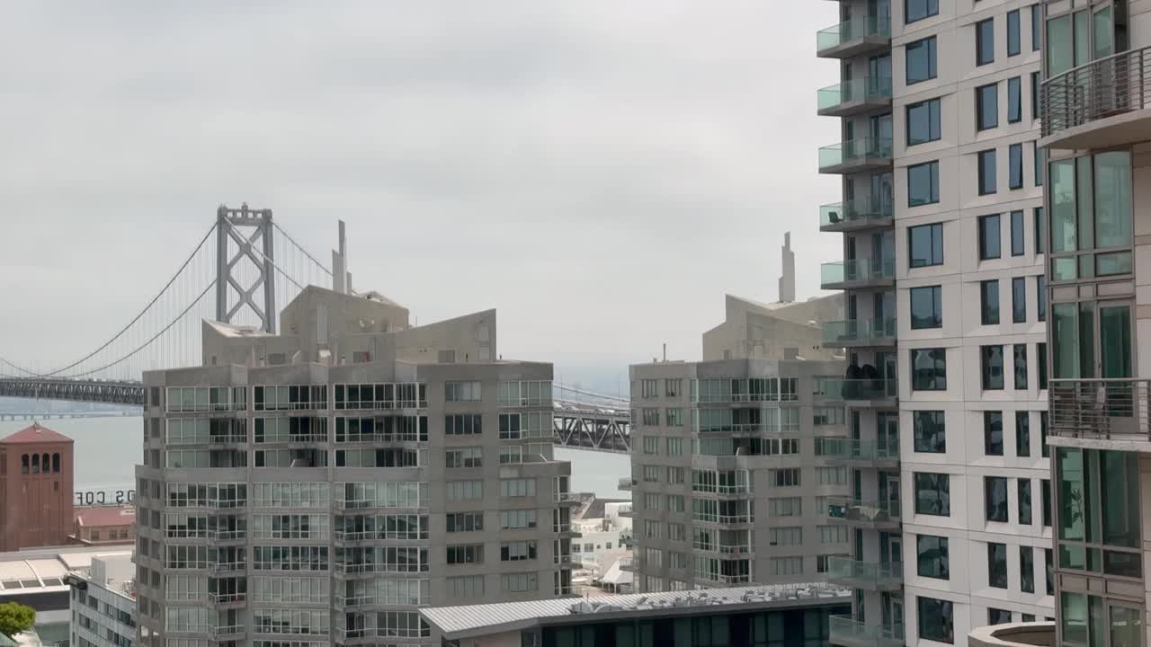 风景优美的空中林肯山远景与奥克兰湾大桥的背景，旧金山，加州视频下载