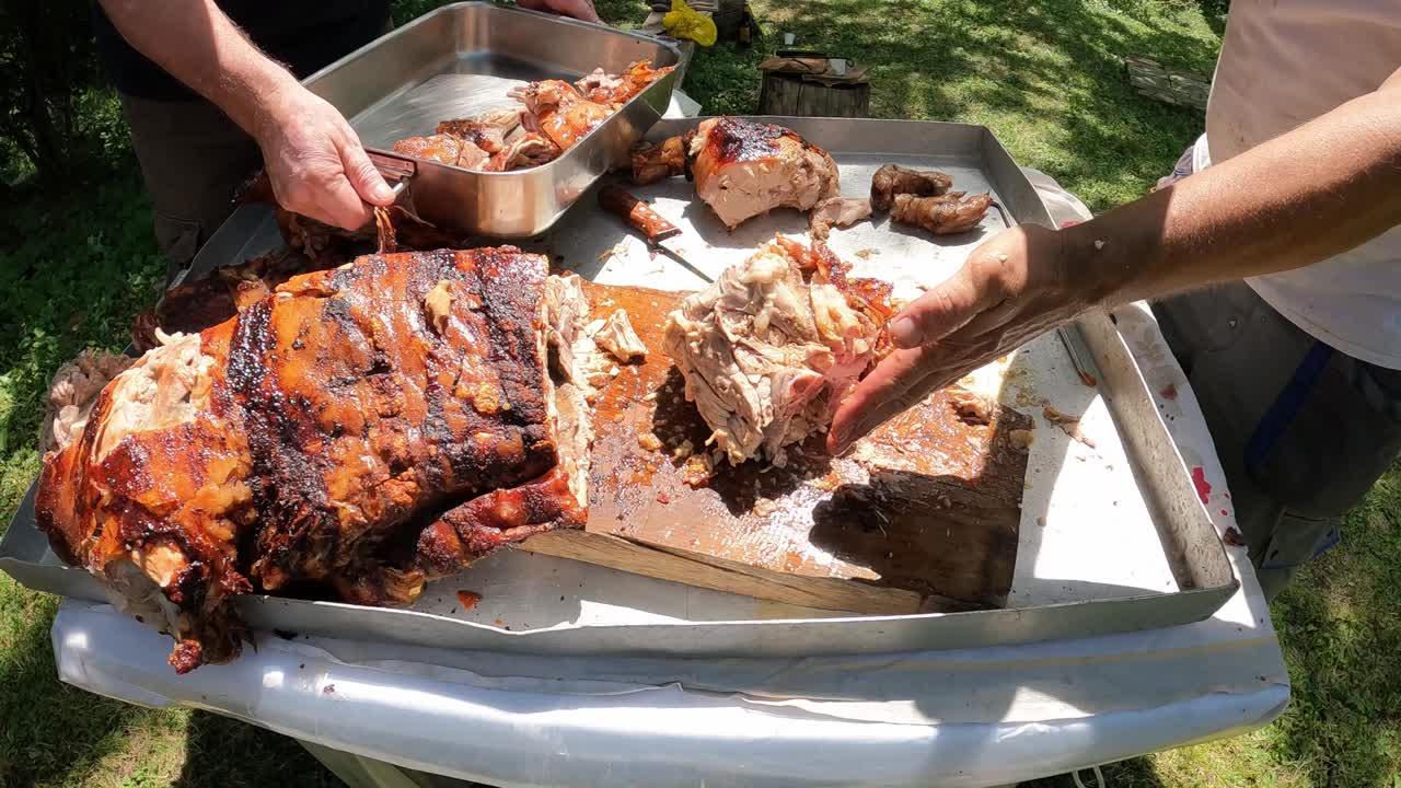 男人的手在切烤猪肉视频下载