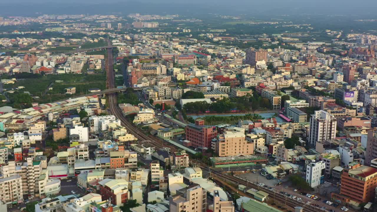 鸟瞰图，无人机立交桥捕捉日落斗流市市中心的城市景观，云林县，台湾农村。视频素材