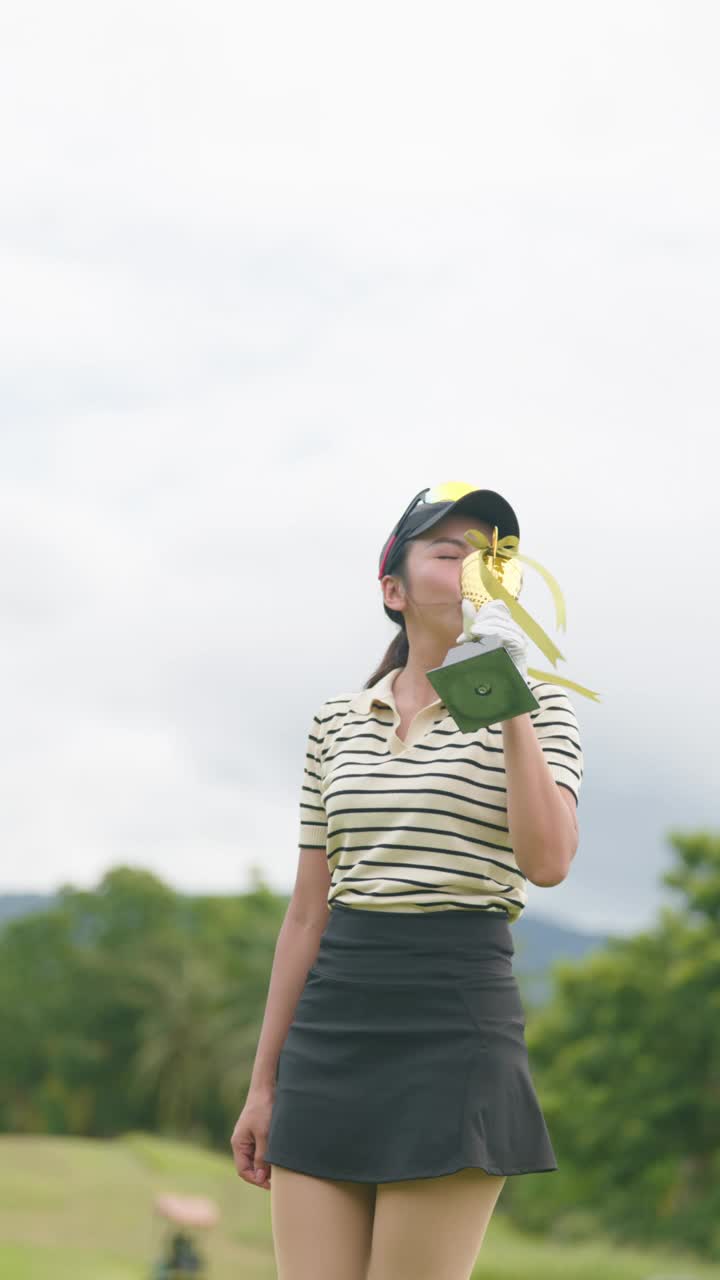 职业高尔夫女运动员与奖杯。视频下载