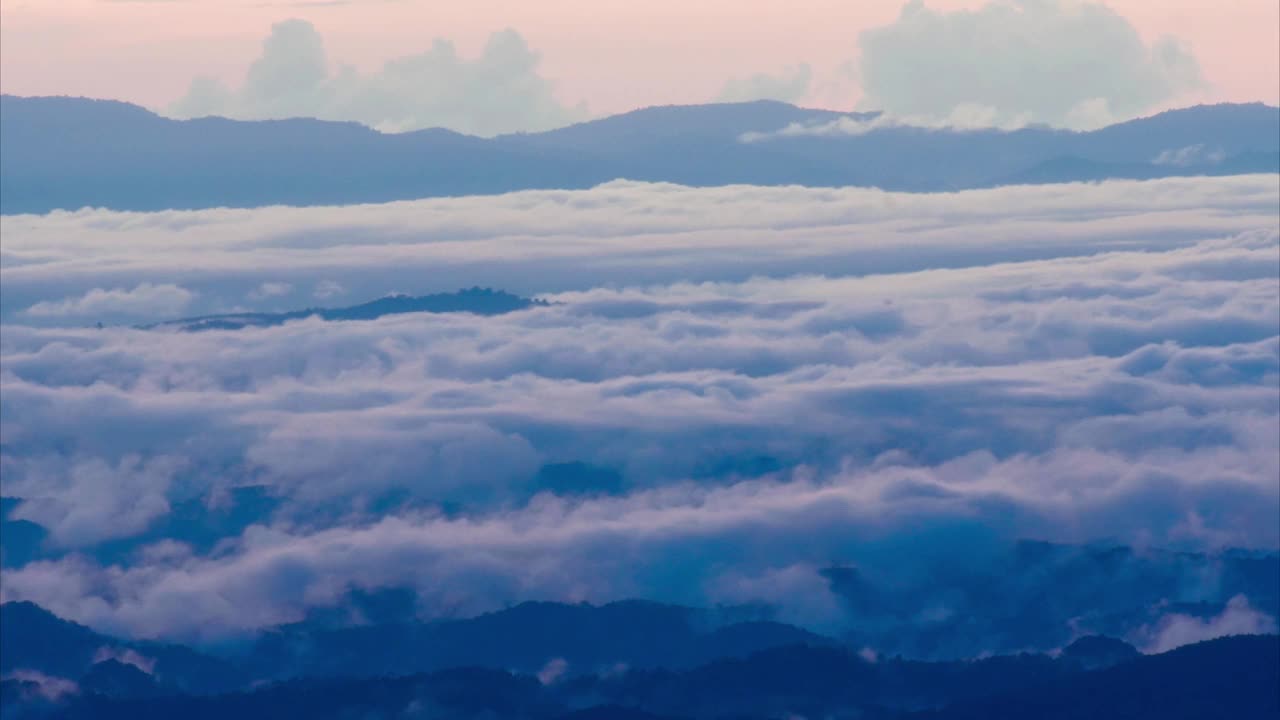 清晨的山景和雾海。泰国云和山峰令人惊叹的自然背景。视频下载