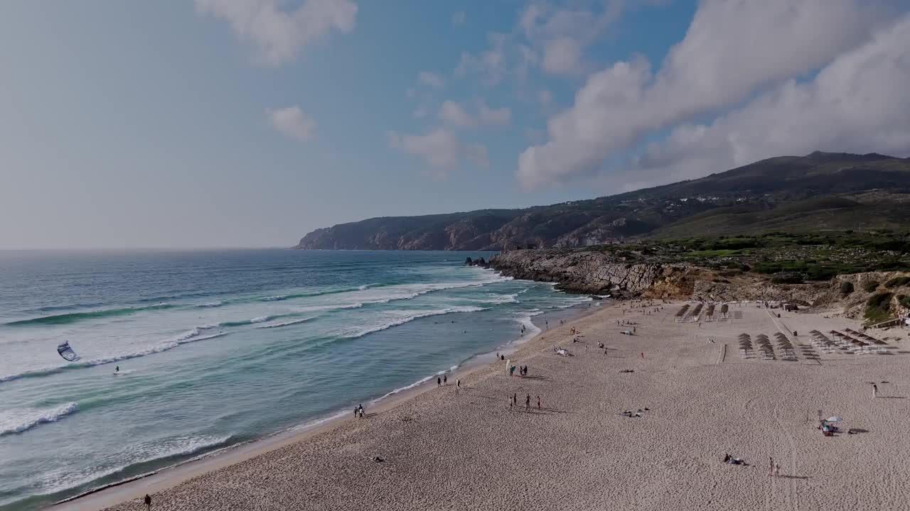 在葡萄牙卡斯凯伊斯的金丘海滩拍摄大西洋海岸。视频素材