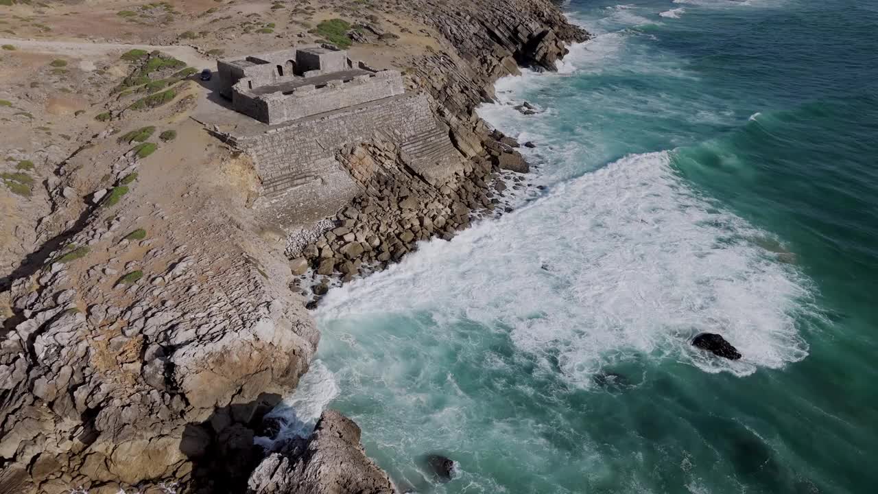 在葡萄牙卡斯凯伊斯的金丘海滩上拍摄的金丘堡视频素材