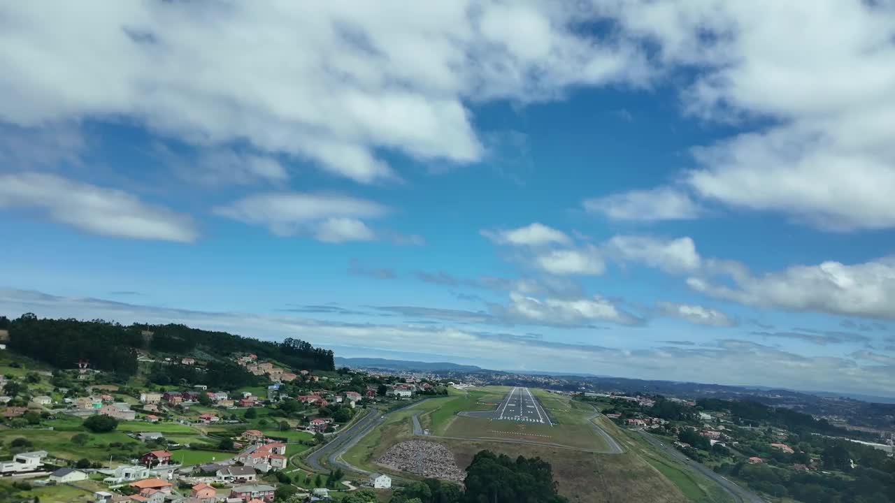 在西班牙Coruña机场非常短的跑道上实时降落的独家飞行员POV，从喷气式飞机驾驶舱拍摄。在有云的阳光明媚的日子里，身临其境的景色。4 k 60 fps视频素材