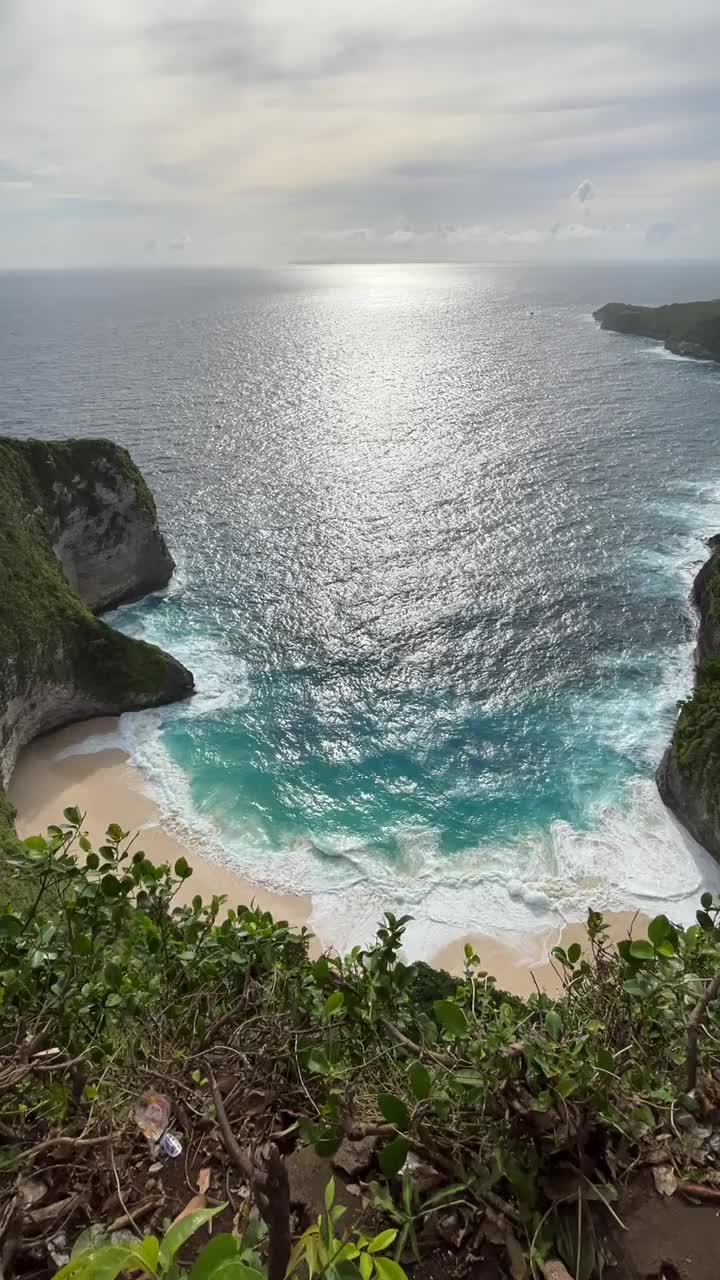 印度尼西亚巴厘岛努沙佩尼达岛的克林金海滩，印度洋的大浪视频下载