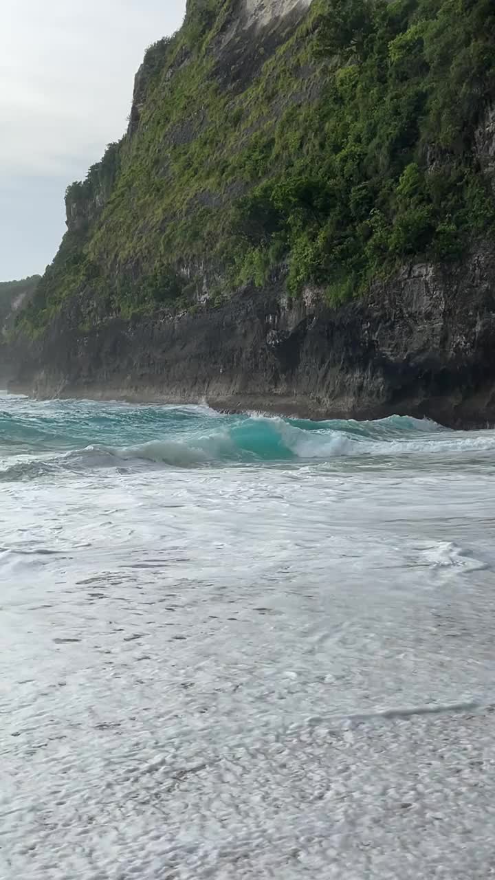 印度尼西亚巴厘岛努沙佩尼达岛的克林金海滩，印度洋的大浪视频下载