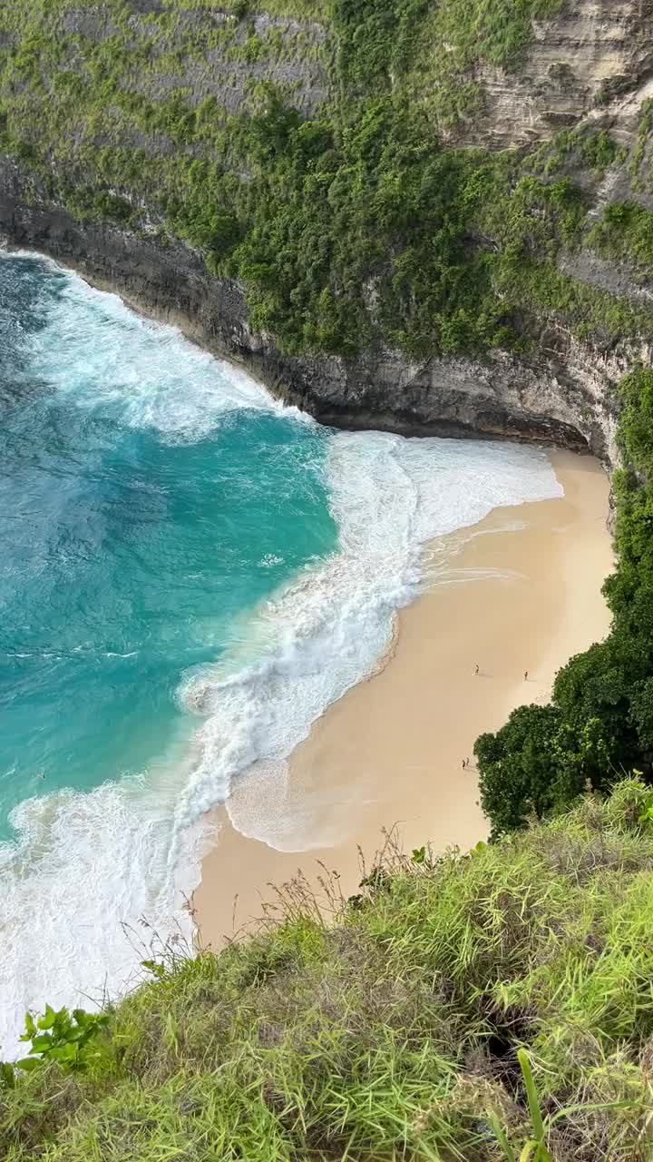 印度尼西亚巴厘岛努沙佩尼达岛的克林金海滩，印度洋的大浪视频下载