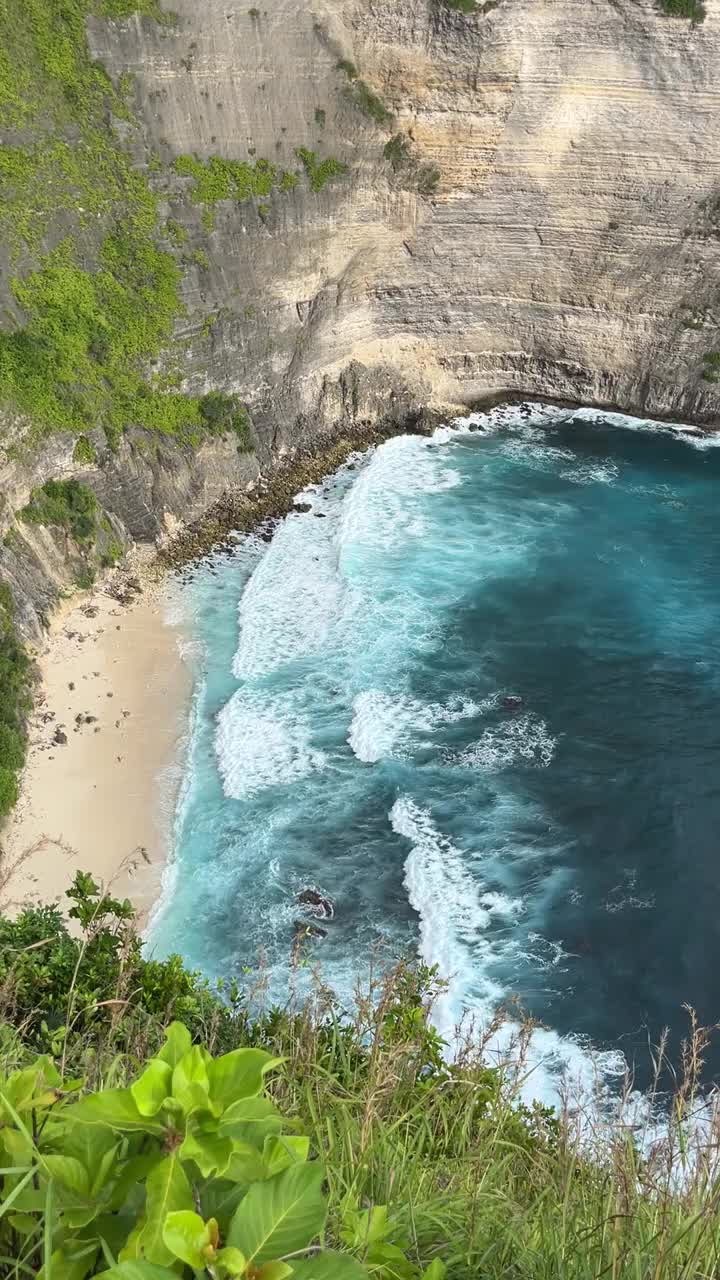 俯视图恩本海滩，印度洋，努沙Penida，巴厘岛，印度尼西亚视频下载