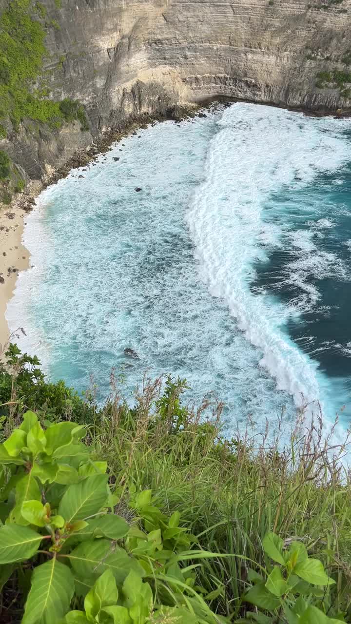 俯视图恩本海滩，印度洋，努沙Penida，巴厘岛，印度尼西亚视频下载