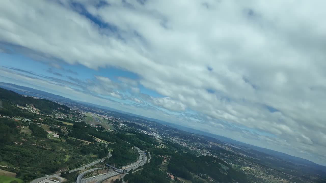 飞行员在西班牙Coruña机场的危险和非常短的跑道上的驾驶舱的视角，正如飞行员在沉浸式视图中看到的那样。4 k 60 fps视频素材