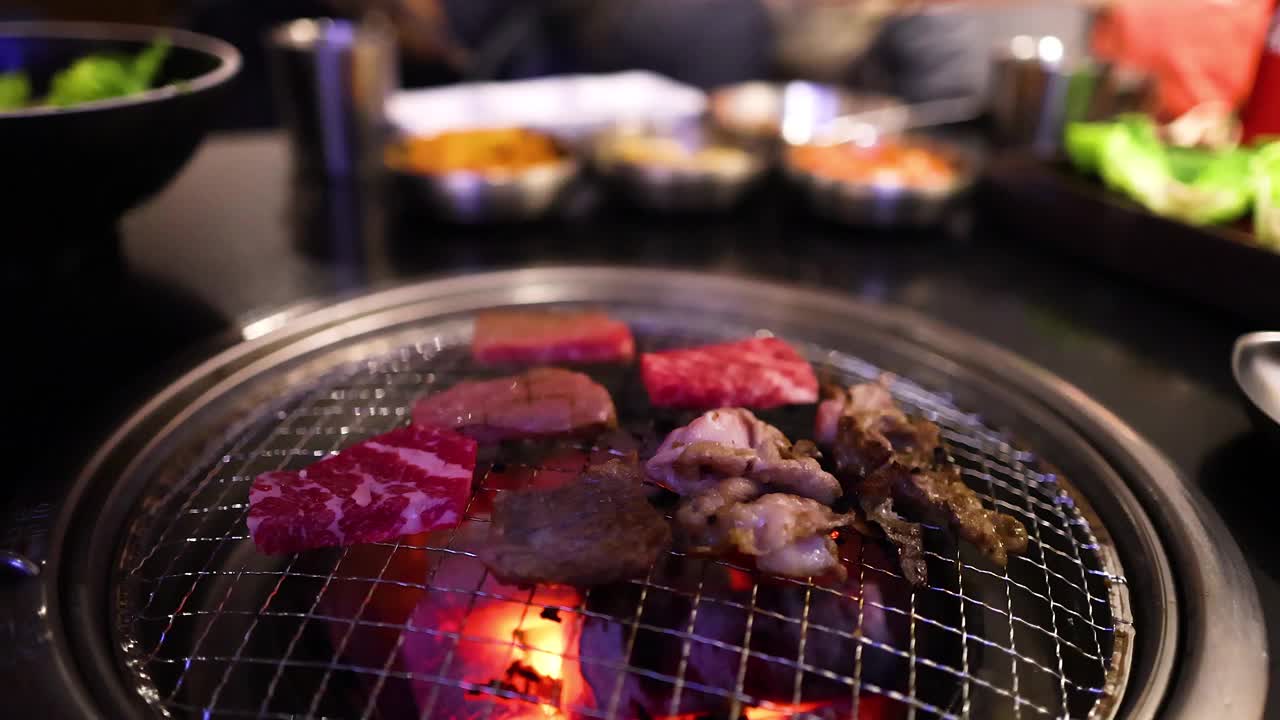 在餐厅烤牛肉和培根视频素材