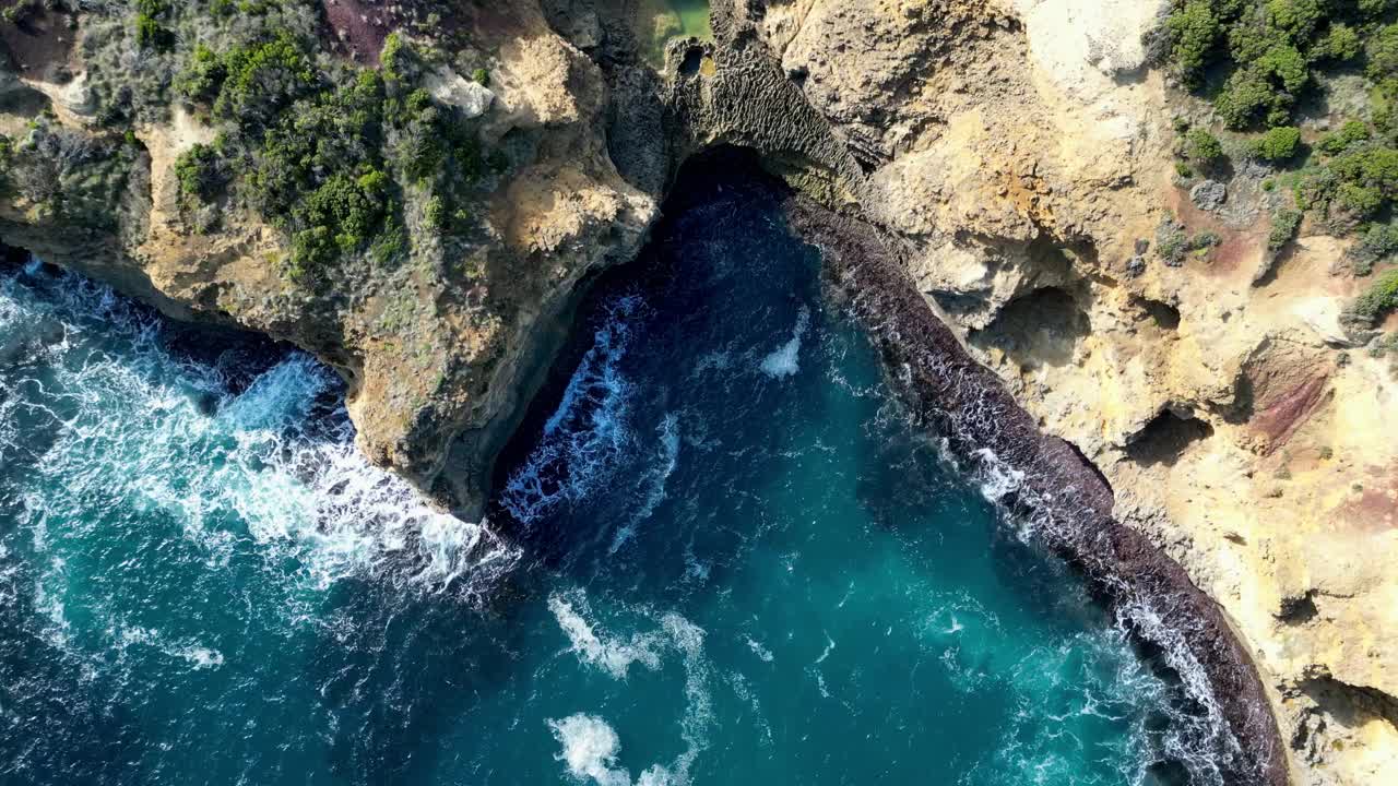 澳大利亚大洋路，从一架无人驾驶飞机上拍摄的令人惊叹的蓝绿色海水的视频，在那里你可以看到海洋底部，罕见的12使徒岩石的镜头视频下载