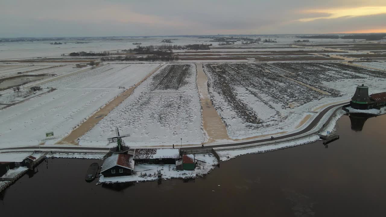 荷兰日出时风车的雪景鸟瞰图。视频素材