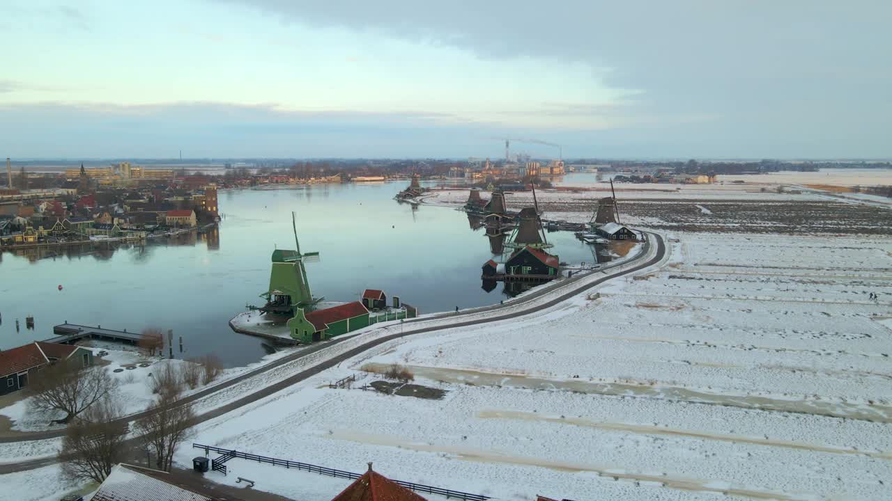 荷兰，有风车和河流的白雪村庄鸟瞰图。视频素材