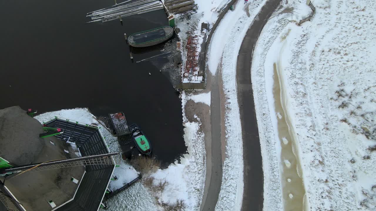 鸟瞰图:荷兰，有风车的白雪皑皑的荷兰村庄。视频素材