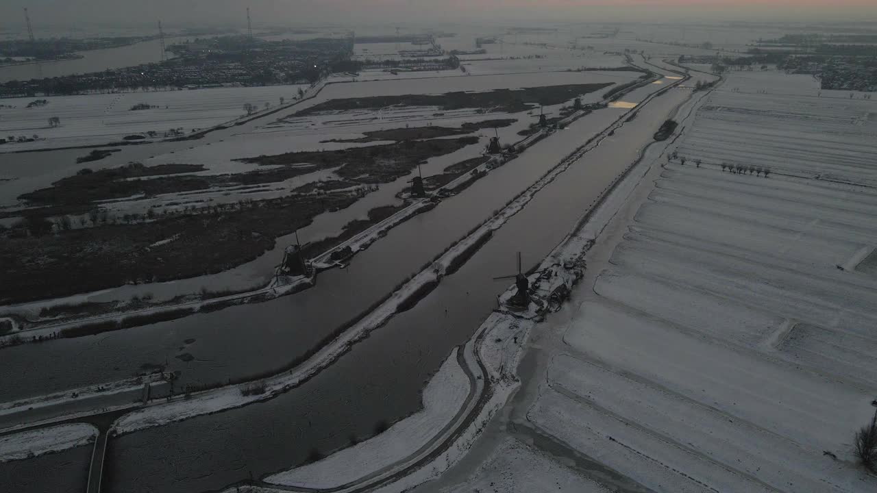 荷兰，沿河被雪冻住的风车鸟瞰图。视频素材