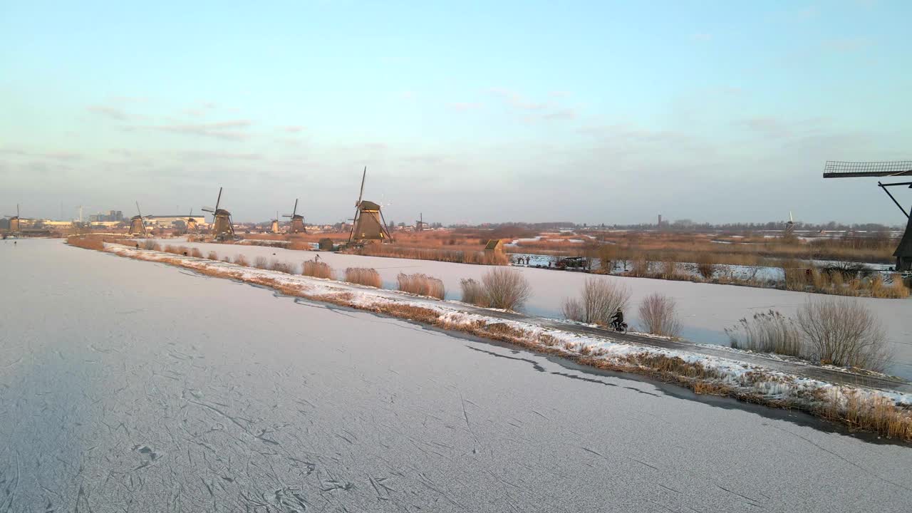 荷兰，冰雪中的河流和风车鸟瞰图。视频素材