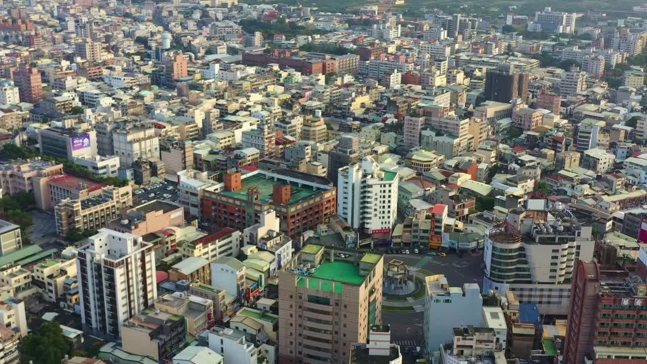 航拍鸟瞰无人机立交桥的市中心，捕捉斗流圈的城市景观，斗流圈是台湾云林县市中心的地标性环形交叉路口。视频素材