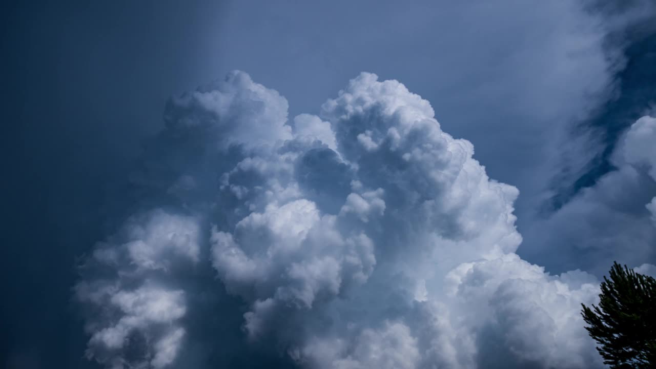 雨云延时4K。风暴天空快速运动。视频下载