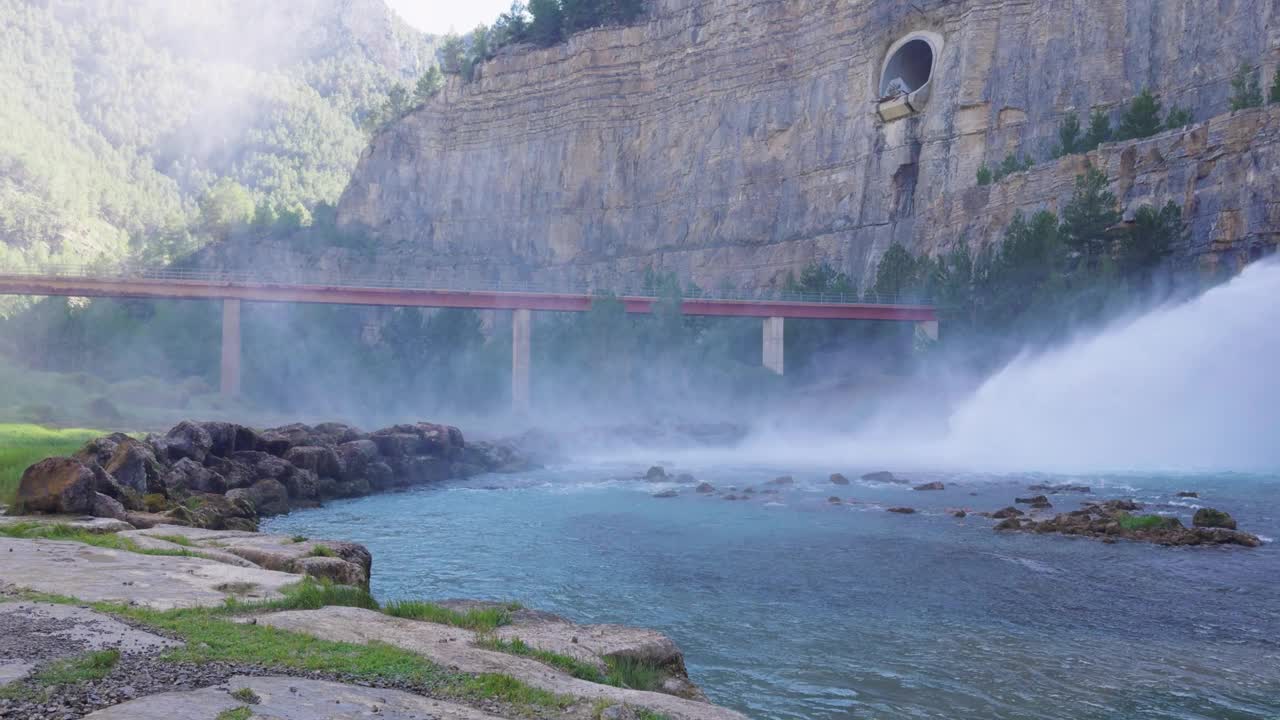 从El Chorro喷出强大的水柱视频素材