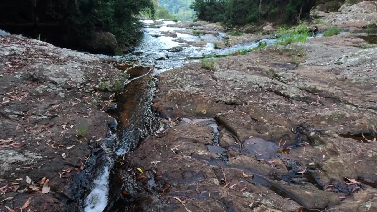 瀑布在岩石地形上流动视频素材