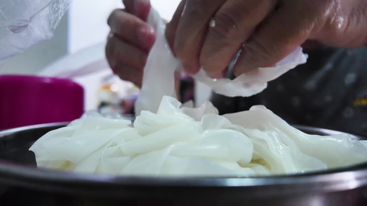 面食烹饪面食厨房自制食材餐制作厨师健康晚餐面食身体部分手人体美食家中国日本餐馆鸡蛋食品烹饪鸡蛋泰国食品亚洲生活方式意大利视频下载