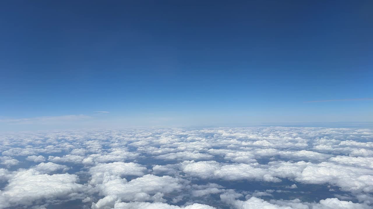 白色积云在清澈的蓝天背景特写，多云的天空背景，蓬松的云纹理，美丽的阳光云景天堂，臭氧层插图，风景多云天气视频下载