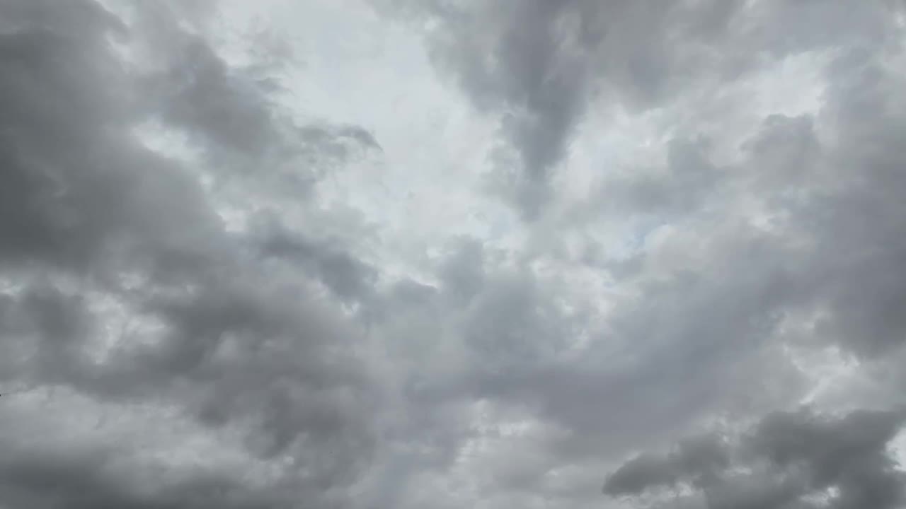 多云的天空自然云景背景天气阴天户外天天堂夏天春天秋天下雨环境美丽的气候风暴黑暗的场景雨戏剧性的雷暴黄昏全景移动视频下载