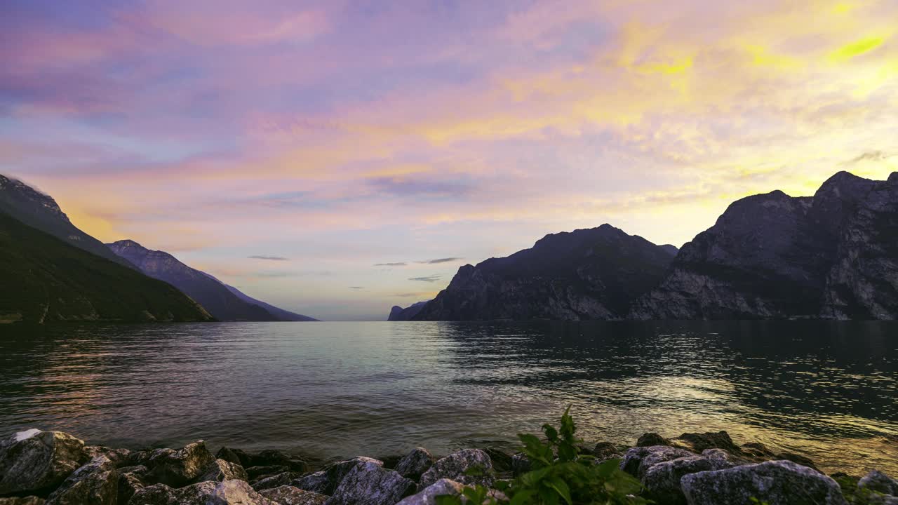 在阳光明媚的早晨，意大利加尔达湖畔美丽日出的时间流逝视频素材