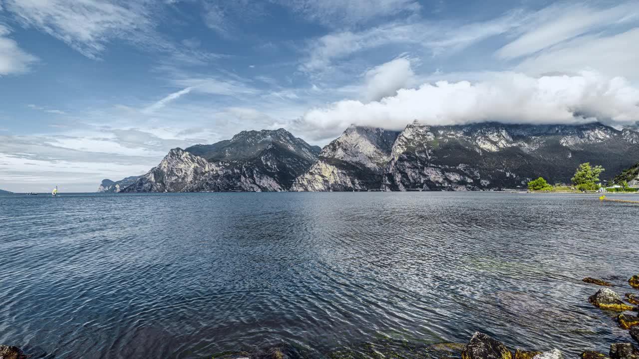 风景优美的加尔达湖的时间流逝与雄伟的云运动视频素材