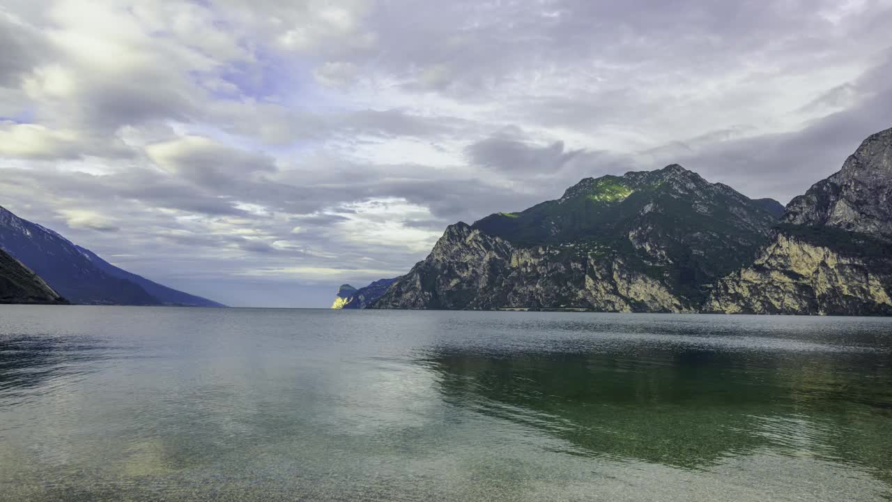 风景优美的加尔达湖的时间流逝与雄伟的云运动视频素材