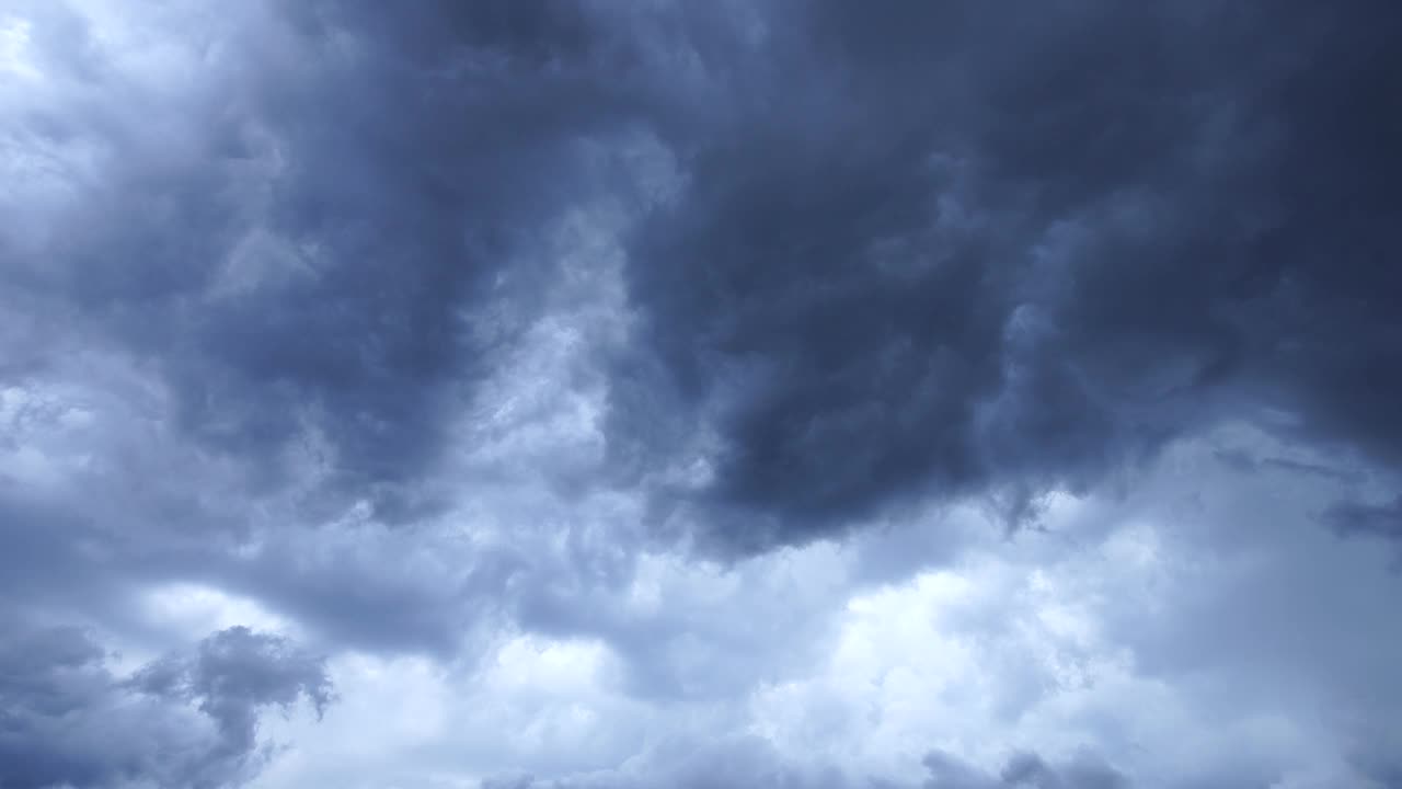 雨云延时4K。风暴天空快速运动。视频素材