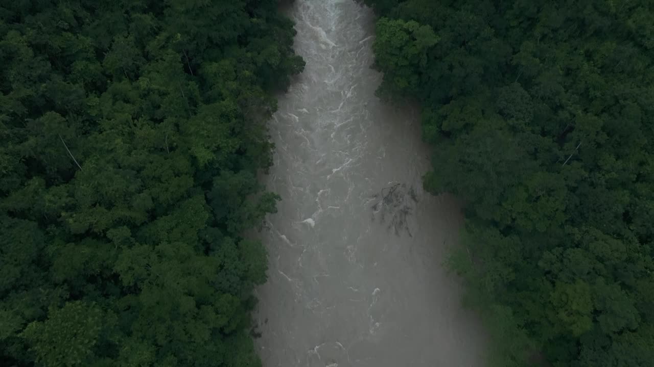 俯瞰雨林，瀑布和河流，危地马拉。视频素材